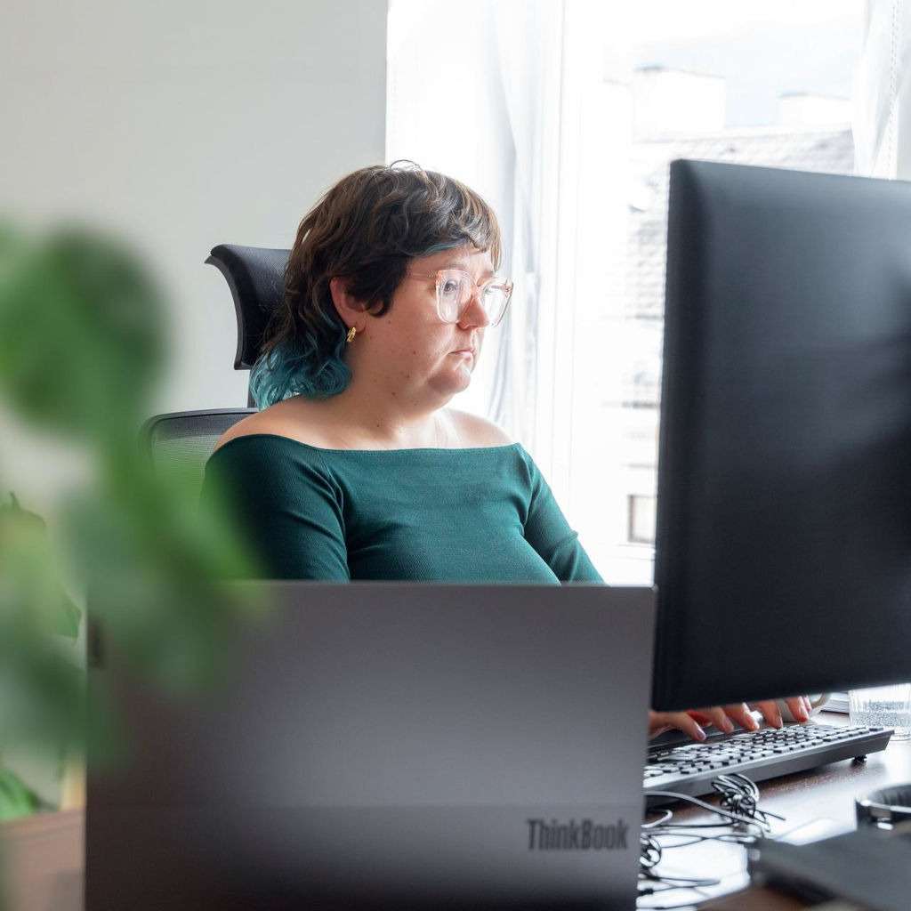 Evergreen-Media-Mitarbeiterin erstellt SEO-Content