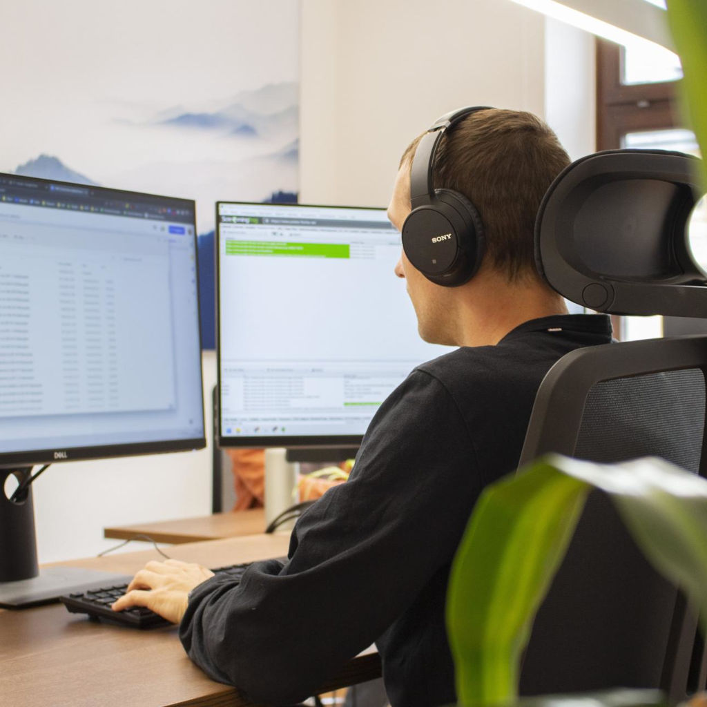 Evergreen-Media-Mitarbeiter wertet Daten aus
